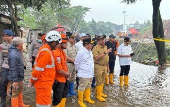 Tinjau Longsor di TPST Bantargebang, Gubernur Pramono Pastikan Penanganan Cepat dan Dukungan bagi Korban