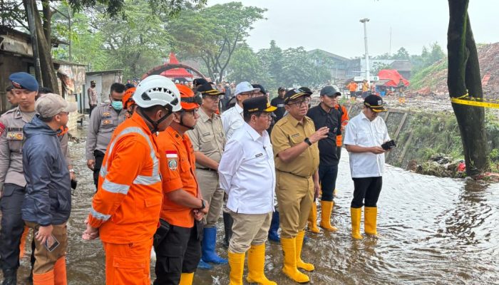 Tinjau Longsor di TPST Bantargebang, Gubernur Pramono Pastikan Penanganan Cepat dan Dukungan bagi Korban