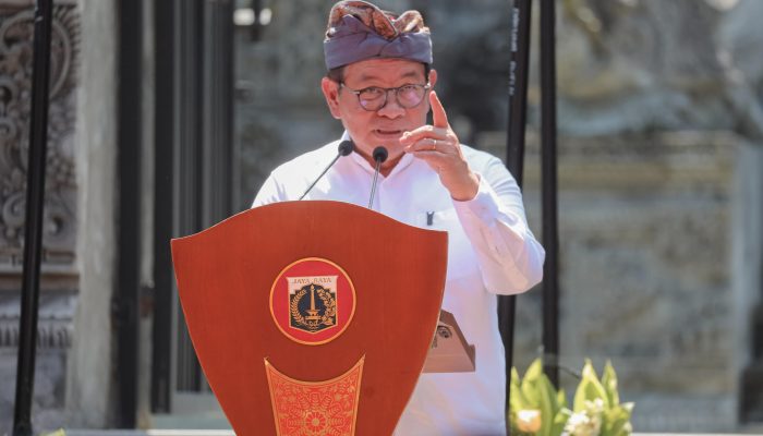 Hadiri Upacara Melasti di Pura Segara, Gubernur Pramono Ajak Warga Jaga Harmoni