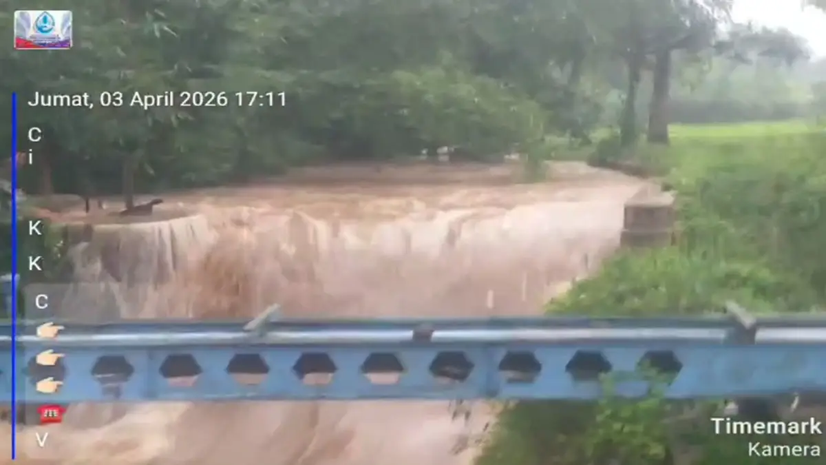 Kondisi debit air yang meningkat dan arus deras di Sumber Air Cibuntu yang berada di wilayah Cipanengah, Kecamatan Bojonggenteng, Kabupaten Sukabumi, Jumat (3/4/2026)