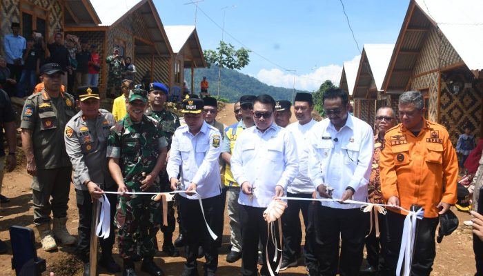 Kadisperkim Sendi Apriadi Dampingi Bupati Sukabumi Resmikan Huntap Adaptif Bencana di Cisolok