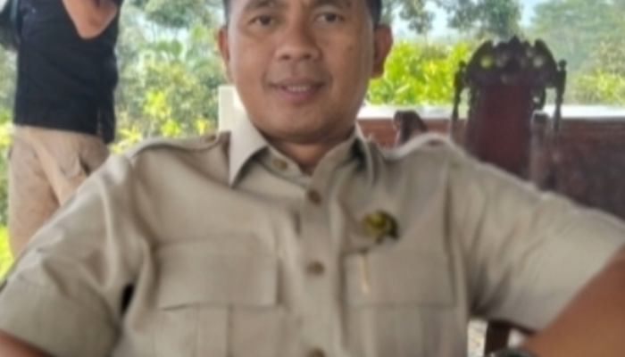 Anggota DPRD Kabupaten Sukabumi Bersama Pemdes Cijalingan Berkolaborasi Perbaiki Jalan Rusak