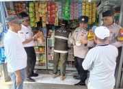 Sinergi Trantibun, Polsek Kepulauan Seribu Utara Ikut Penertiban Makanan dan Minuman Kedaluwarsa di Pulau Harapan