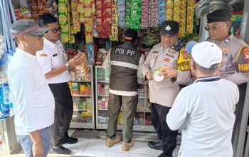Sinergi Trantibun, Polsek Kepulauan Seribu Utara Ikut Penertiban Makanan dan Minuman Kedaluwarsa di Pulau Harapan