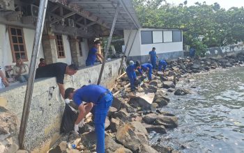 Satpolairud Polres Kepulauan Seribu Gelar Aksi Bersih Pantai di Marina Ancol