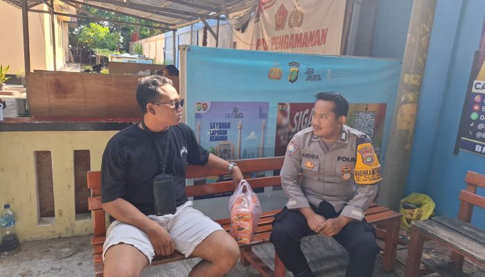 Bhabinkamtibmas Pulau Tidung Sambangi Warga, Sosialisasikan Layanan Polri 110 dan Perkuat Kamtibmas