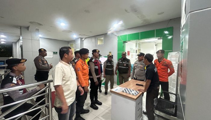 Patroli Malam Gabungan, Polsek Kepulauan Seribu Utara Gencarkan Siskamling dan Sosialisasi Layanan 110