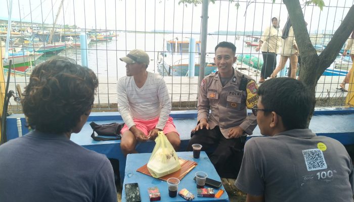 Bhabinkamtibmas Pulau Panggang Sambangi Warga, Sosialisasikan Layanan Polri 110 dan Perkuat Kamtibmas