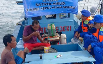 Satpolairud Polres Kepulauan Seribu Ngopi Kamtibmas Bersama Nelayan, Serap Aspirasi dan Tekankan Keselamatan Laut
