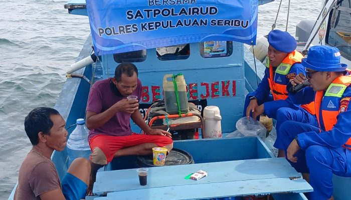 Satpolairud Polres Kepulauan Seribu Ngopi Kamtibmas Bersama Nelayan, Serap Aspirasi dan Tekankan Keselamatan Laut