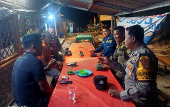 Bhabinkamtibmas Pulau Pari Sambangi Warga, Sosialisasikan Layanan Polri 110 Gratis 24 Jam