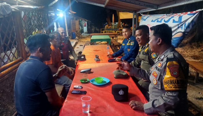 Bhabinkamtibmas Pulau Pari Sambangi Warga, Sosialisasikan Layanan Polri 110 Gratis 24 Jam