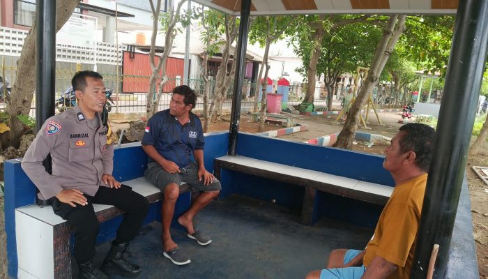 Bhabinkamtibmas Pulau Kelapa Sambangi Warga, Ajak Manfaatkan Layanan Polri 110 dan Perkuat Kamtibmas