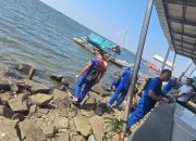 Satpolairud Polres Kepulauan Seribu Gelar Aksi Bersih Pantai di Marina Ancol