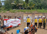 Wujudkan Kampung Mubarakah, Bupati Sukabumi Didampingi Kadisperkim Letakkan Batu Pertama Hunian Layak di Cikadu