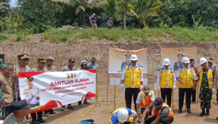 Wujudkan Kampung Mubarakah, Bupati Sukabumi Didampingi Kadisperkim Letakkan Batu Pertama Hunian Layak di Cikadu