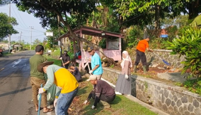 Tak Hanya Urus Ikan, Personel Diskan Kabupaten Sukabumi “Sisir” Sampah di Jalur Cisolok