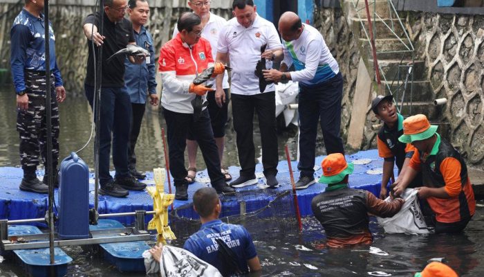 Hadiri Operasi Tangkap Ikan Sapu-Sapu, Gubernur Pramono: Pulihkan Ekosistem Perairan Jakarta,