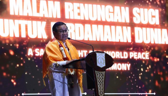 Gubernur Pramono Gaungkan Pesan Damai untuk Dunia dari Malam Renungan Suci di Monas
