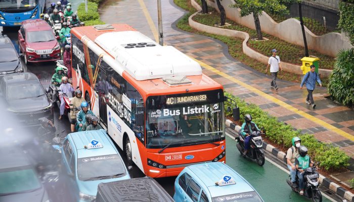 Peringati Hari Kartini dan Transportasi Nasional, Gubernur Pramono: Naik Transportasi Umum Rp1