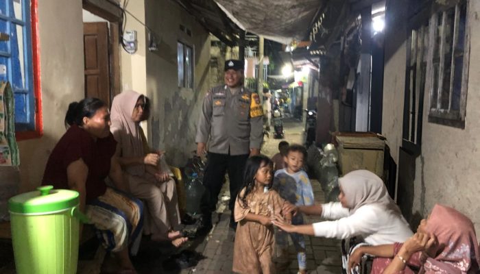 Bhabinkamtibmas Pulau Pramuka Sambangi Warga, Sosialisasikan Layanan 110 dan Perkuat Kamtibmas