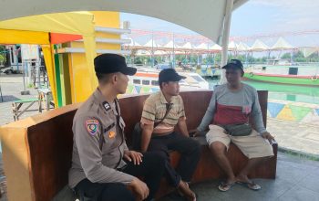 Bhabinkamtibmas Pulau Kelapa Sambangi Warga, Sosialisasikan Layanan Polri 110 dan Perkuat Kamtibmas