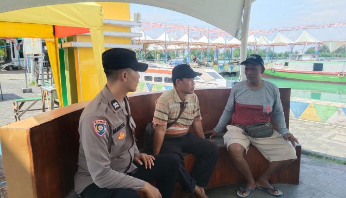 Bhabinkamtibmas Pulau Kelapa Sambangi Warga, Sosialisasikan Layanan Polri 110 dan Perkuat Kamtibmas