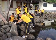 Aksi Nyata Polres Kepulauan Seribu, Bersih-Bersih Pantai Marina Ancol dari Sampah Plastik