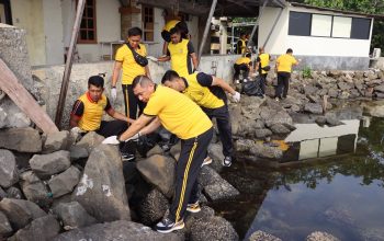 Aksi Nyata Polres Kepulauan Seribu, Bersih-Bersih Pantai Marina Ancol dari Sampah Plastik