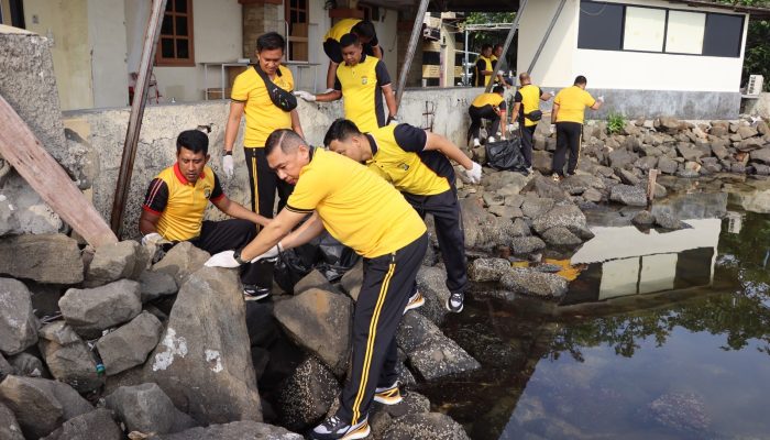 Aksi Nyata Polres Kepulauan Seribu, Bersih-Bersih Pantai Marina Ancol dari Sampah Plastik