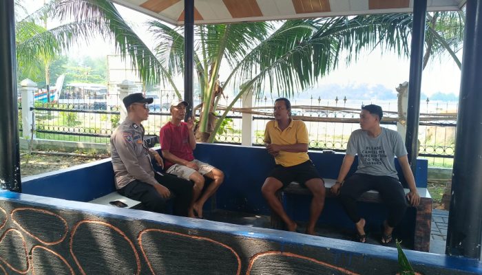 Bhabinkamtibmas Pulau Kelapa Sambangi Warga, Sosialisasikan Layanan Polri 110 dan Perkuat Kamtibmas