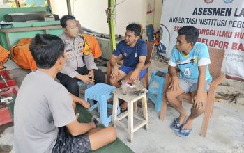 Bhabinkamtibmas Pulau Pari Sambangi Warga, Sosialisasikan Layanan Polri 110 dan Perkuat Kamtibmas