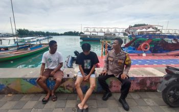 Bhabinkamtibmas Pulau Kelapa Sambangi Warga, Sosialisasikan Layanan Polri 110 dan Perkuat Kamtibmas
