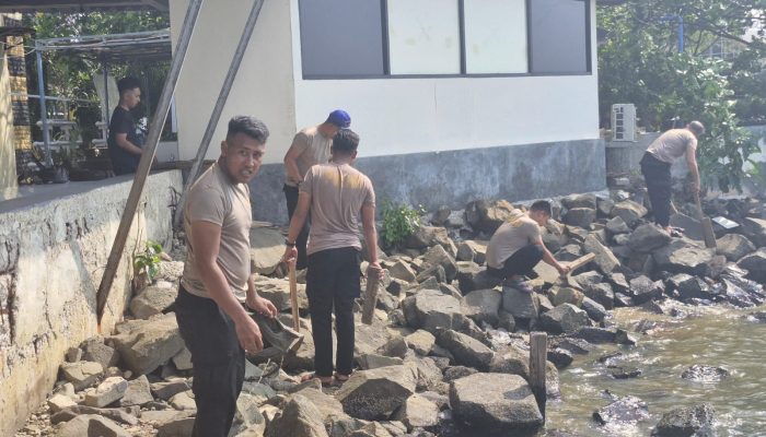 Satpolairud Polres Kepulauan Seribu Gelar Aksi Bersih Pantai di Marina Ancol