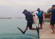 Respons Cepat dan Humanis, Anggota Polsek Kepulauan Seribu Selatan Berhasil Temukan HP Wisatawan yang Jatuh ke Laut di Dermaga Pulau Pari