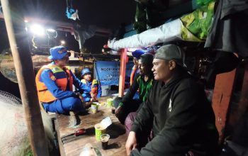 Patroli Satpolairud Polres Kepulauan Seribu Gelar Ngopi Kamtibmas Bersama Nelayan, Jaga Wilayah Tetap Aman Selama Liburan Wisatawan