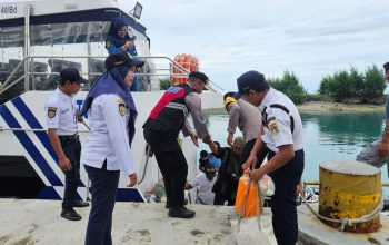 Pengamanan Strong Point di Dermaga, Polres Kepulauan Seribu Jaga Kelancaran Aktivitas Masyarakat dan Wisatawan