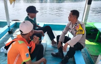 Bhabinkamtibmas Pulau Panggang Sambangi Warga, Sosialisasikan Layanan Polri 110 dan Tangkal Paham Radikal
