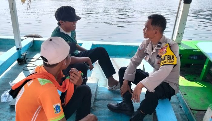 Bhabinkamtibmas Pulau Panggang Sambangi Warga, Sosialisasikan Layanan Polri 110 dan Tangkal Paham Radikal
