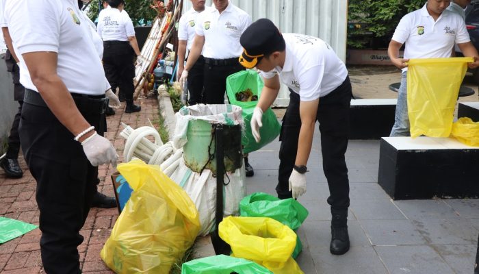 Polres Kepulauan Seribu Laksanakan Apel Pencanangan Kebersihan dan Pemilahan Sampah