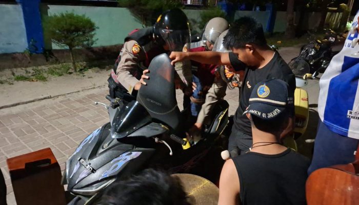 Patroli Dini Hari Polsek Kepulauan Seribu Selatan Sosialisasikan Layanan 110, Antisipasi 3C dan Gangguan Kamtibmas