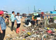 Petugas Gabungan Bersihkan Tumpukan Sampah di Kalibaru