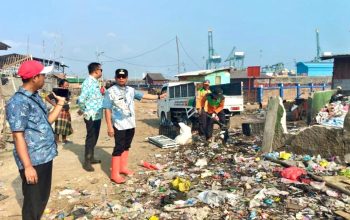 Petugas Gabungan Bersihkan Tumpukan Sampah di Kalibaru