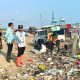 Petugas Gabungan Bersihkan Tumpukan Sampah di Kalibaru