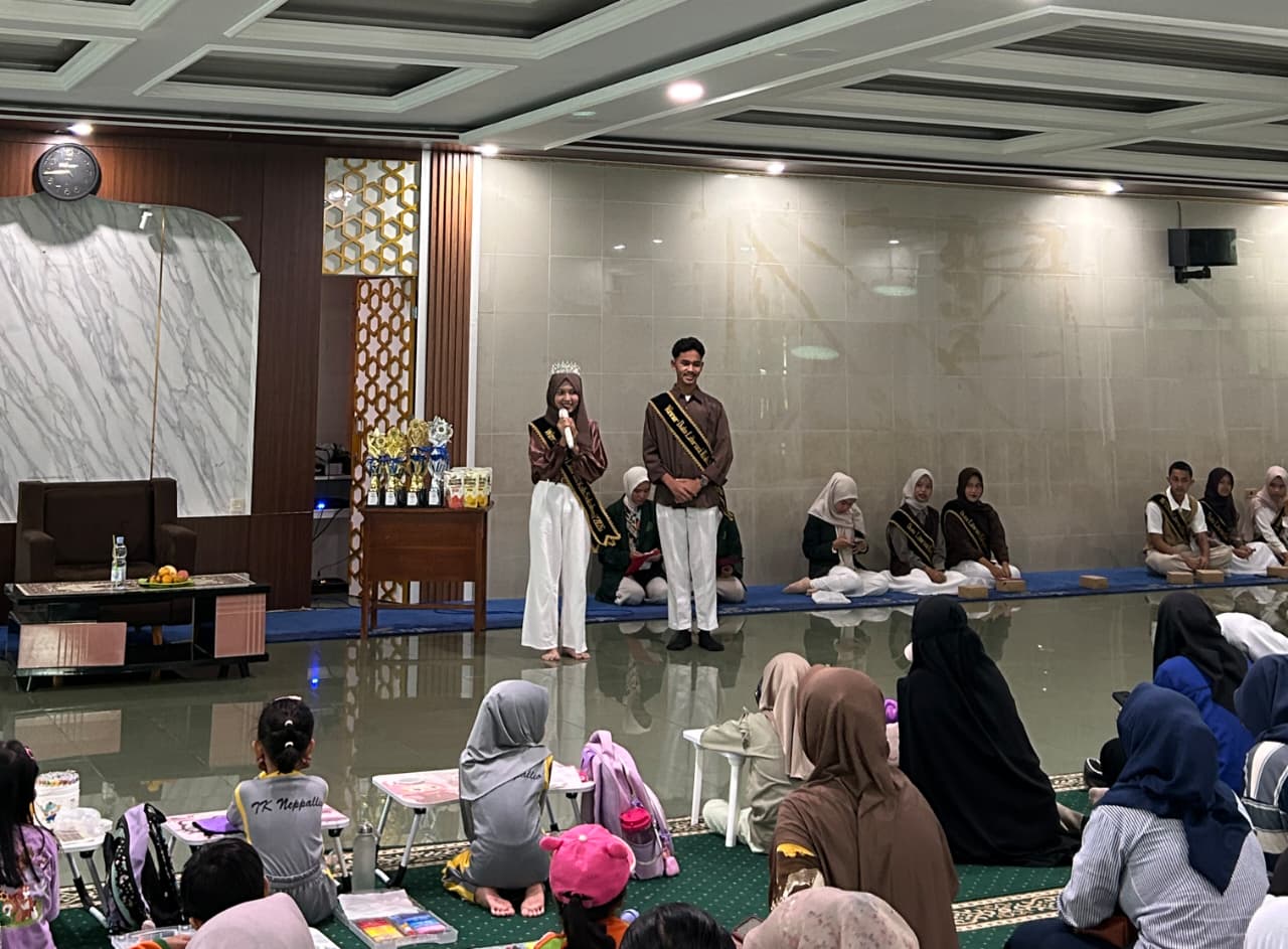 Duta Literasi Kabupaten Sukabumi Putri Zahra Azalea dan Muhammad Husein menghadiri kegiatan Festival Literasi dalam rangka peringatan Hari Buku Nasional yang digelar BEM STAI Palabuhanratu pada Minggu 17 Mei 2026. (Foto: Nenda)