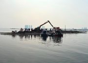 Pembersihan Sampah Pesisir Muara Angke Diintensifkan
