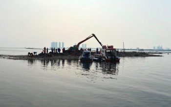 Pembersihan Sampah Pesisir Muara Angke Diintensifkan