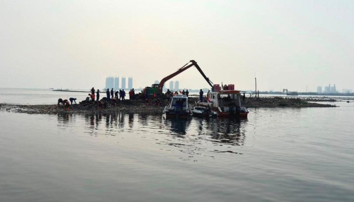 Pembersihan Sampah Pesisir Muara Angke Diintensifkan