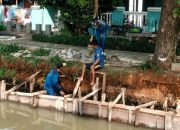Pasukan Biru Perbaiki Turap Kali Bogor di Marunda