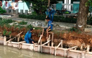 Pasukan Biru Perbaiki Turap Kali Bogor di Marunda